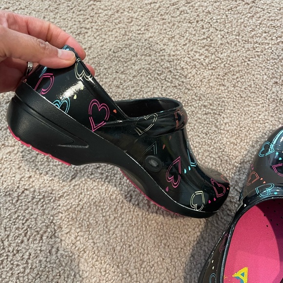 ANYWEAR Slip-Resistant Hearts Nurse Clogs For Women - Picture 3 of 7